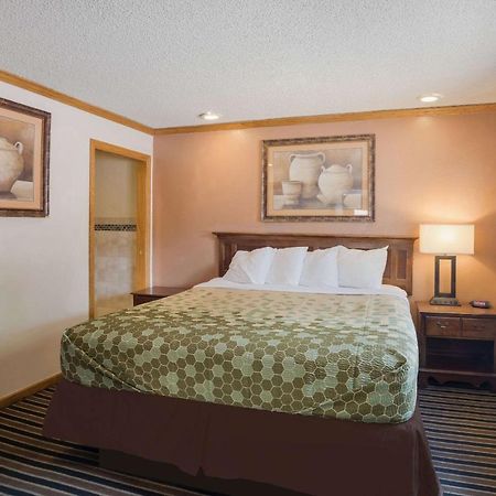 Rodeway Inn Colorado Springs Exterior photo